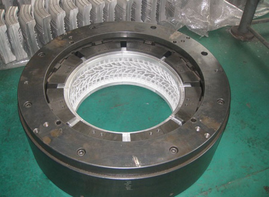 Truck tire mold